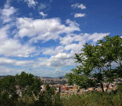バルセロナ散歩　モンジュウィクの丘の下り坂の公園からの市内展望
