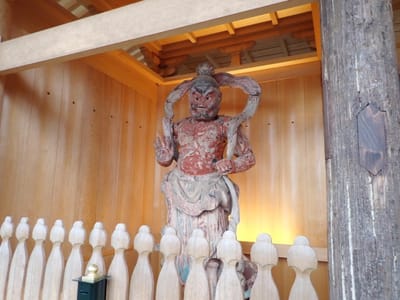 宝永6年の金剛力士像と令和2年のコラボは不思議な雰囲気です。