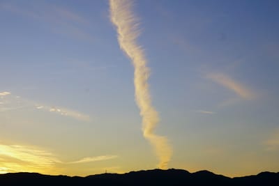 六甲山と飛行機雲