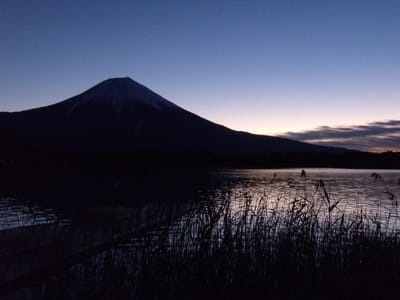 夜明けの田貫湖と富士山