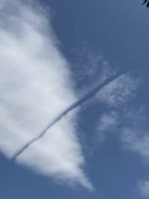 雲の中に出来たジェット機の航跡