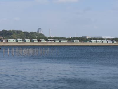 金沢漁港　防波堤に小屋が並んでます