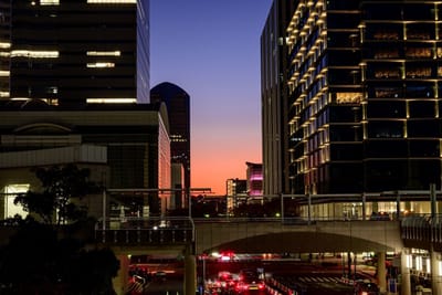 カメラぶらり散歩　高層ビル街の夕景