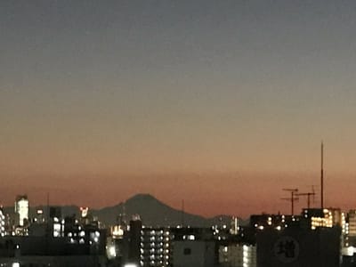 黄昏時の富士山