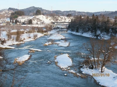 雪の合間の　`最上川`