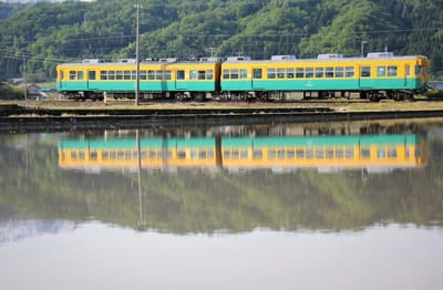 富山の鉄道景色 富山地方鉄道栃屋付近での水鏡
