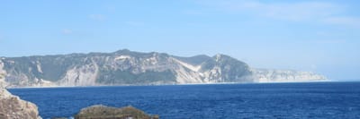 式根島から見る新島の南端の断崖