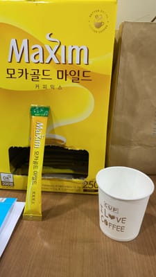 250本入りのコーヒー、韓国の工場には必ずこの箱から