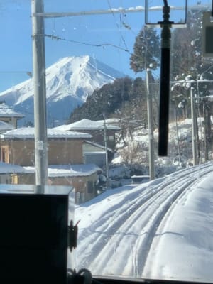 新雪の鉄路の彼方に雪の富士山