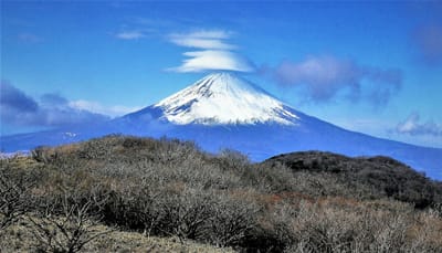 🗻 富士山に幾重にも重なる笠雲 🗻　天気下り坂を示唆 !