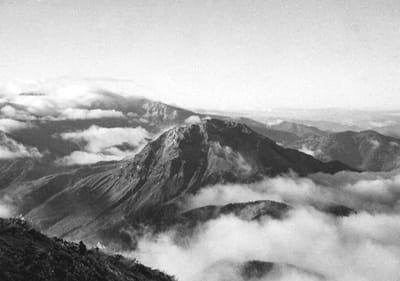 前穂登山の途中　11月　焼岳と雲の中に乗鞍岳（26歳）