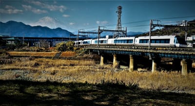🚋 鉄橋を渡るロマンスカーと、🗻 とびっきりの富士山とのコラボ … ビューポイント！  <追>