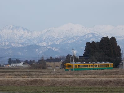 立山と電車の田舎風景