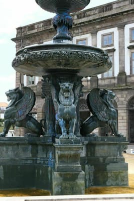 ポルト散歩　80　旧市街のポルト大学の前の泉の彫刻
