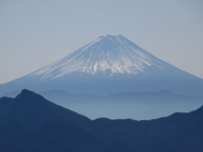 観音峠（右が茅ヶ岳　左が曲岳）の奥に富士山　間に見えているのは御坂山系
