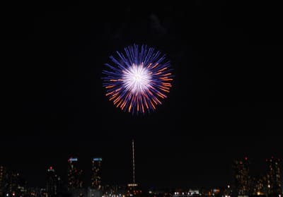 横浜開港祭で光と音の花火「ビームスペクタクル in ハーバー」臨港パーク（みなとみらい21）開港160周年記念
