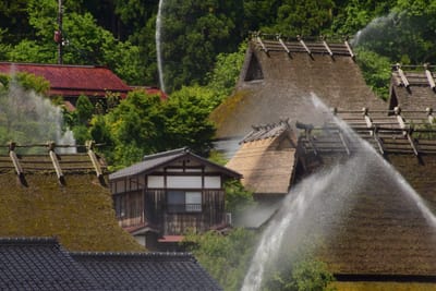 京都府丹波町　美山のかやぶき放水