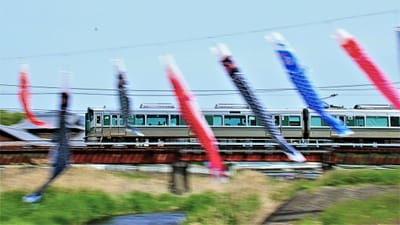 和歌山の「名手川」を渡る電車と鯉のぼりのコラボ