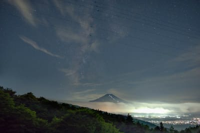 夏富士と薄雲に紛れる天の川