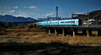 🚋 鉄橋を渡るロマンスカーと、🗻 とびっきりの富士山とのコラボ … ビューポイント！