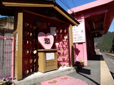 ピンク色の駅舎　恋山形駅