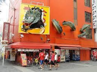 大阪の歓楽街にある人気ラーメン店看板が目立つ( ﾟДﾟ)