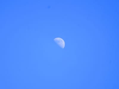 すがすがしい青空　真昼の月