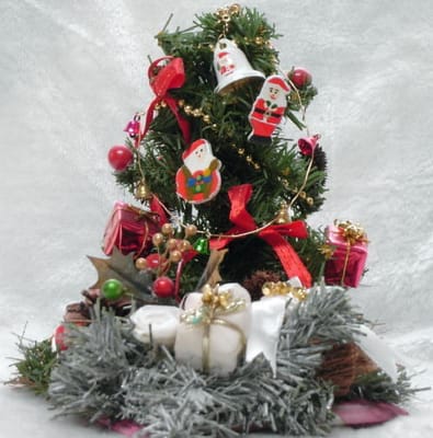 赤リボンと白い箱のクリスマスツリー