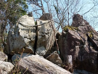 奥島山（登山路にある大岩）