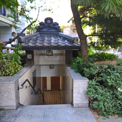 増上寺大門の前の公衆トイレ