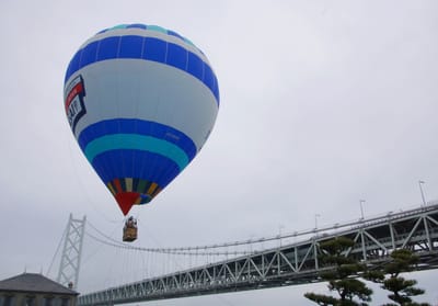 雨天の明石海峡大橋・熱気球