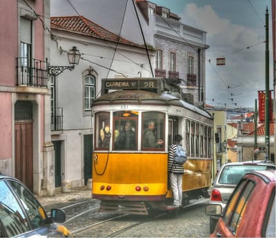 リスボン散歩6　街中を走る路面電車　入り口にぶら下がりの客