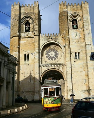リスボン散歩44　リスボン大聖堂の前を路面電車
