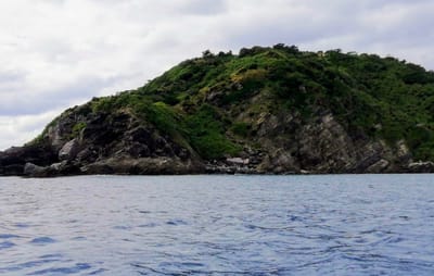 「海食崖」　慶留間島～水中ウオッチング～座間味島へ 　4　 (慶良間５島巡りツアー３日目)   2023年１月29日