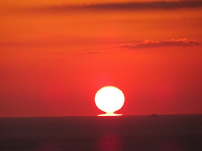 紀伊半島潮岬沖の太平洋上に昇るダルマ朝日