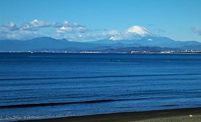 　☀ 天気がいいのに、富士山🗻は雲⛅が邪魔をする 😭 