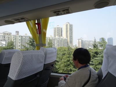 中国、江南の旅、マイクロバスで観光開始、上海市郊外