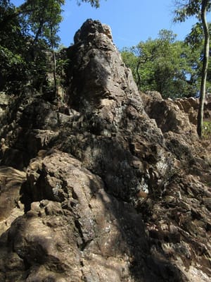 日和田山の岩場　どこを登ろうかな　