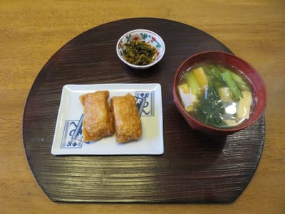 稲荷寿司と小松菜の味噌汁