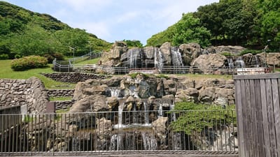 福岡県中央公園の人工滝と緑