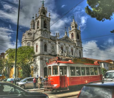 リスボン散歩30　赤い路面電車と白い教会