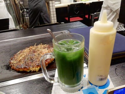 鉄板に置かれたお好み焼きと、青汁。自由夕食は…京都東急ホテル近くで   2022年6月17日