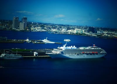 横浜大さん橋に入港中の豪華客船　”飛鳥Ⅱ”
