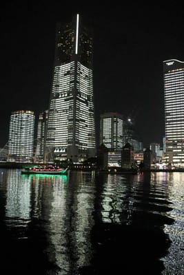 全館点灯12～汽車道からの横浜ランドマークタワー