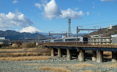 　🚋 小田急ロマンスカーと、富士山とのコラボ 🗻