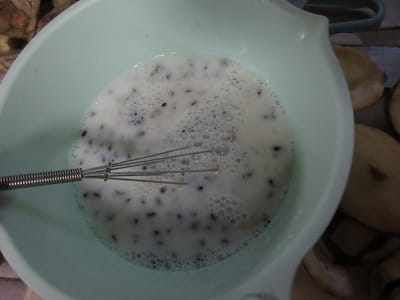 埼玉のお気に入りさんがアケビを牛乳で溶いてアケビジュースを作っていたので、やってみた　なかなか粘着質のゼラチン状も物が解けなくて　