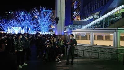 ＪＲ博多駅博多口のイルミネーション点灯を放送するロケ風景