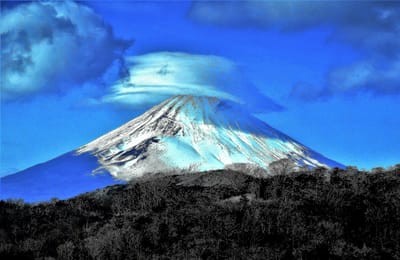 🗻 富士山に二層になった"笠雲" …下り坂に向かう兆し !　