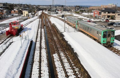 富山の鉄道冬景色　雪の八尾駅