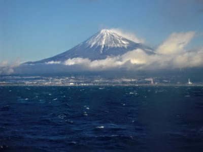 大荒れの海上から見えた富士山